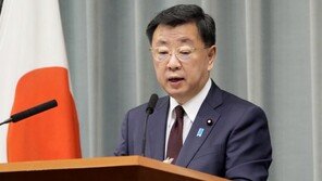 “日 가치 공유 이웃” 韓국방백서에…日정부 “韓, 중요 이웃”