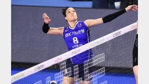 부친 응원에 펄펄 난 산타나…IBK, 5위 GS 1경기 차 추격