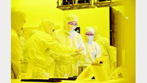 반도체 패키징 라인 점검한 이재용 “흔들림 없이 투자” 