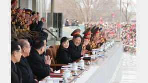 김정은, ‘광명성절’ 기념 국방성-내각 체육경기 관람…딸 김주애도 동행