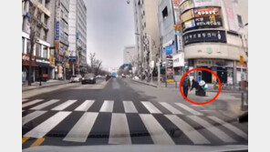 휠체어서 떨어진 여성…시민들은 지나치지 않았다(영상)