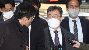 ‘대장동 수익 은닉’ 김만배 재구속 후 첫 檢 조사…‘428억 약정’ 추궁한 듯
