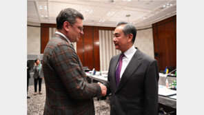 中왕이, 우크라 외무와 회담…“위기 장기화 원치 않아”