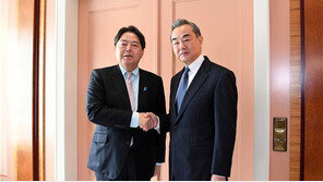中왕이, 日 외무상과 회담…“디커플링 누구에게도 이익 안돼”