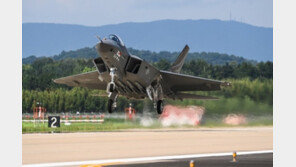 초음속 전투기 KF-21 4호기도 비행 성공…첫 ‘복좌 시제기’