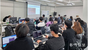“내 업무 대체될까 두려워” 챗GPT 열풍에 AI학원 찾는 중장년들