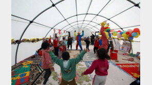 대피소 텐트서 게임하는 튀르키예 어린이들