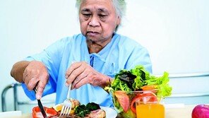 [의료계 소식]음식 씹기 어려운 노인, 노쇠 위험 약 2.7배 높아