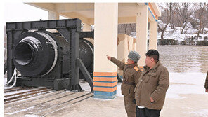 [단독]한미 당국 “北열병식 고체연료 ICBM, 모형 가능성”