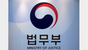 법무부 “특별면회도 녹음”… ‘정성호 접견 논란’ 방지책