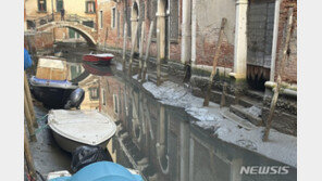 이상 기후와 장기간 썰물 작용으로 말라가는 베니스 운하