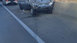 경부고속도로서 트레일러가 고장으로  정차한 승합차 받아…1명 숨져