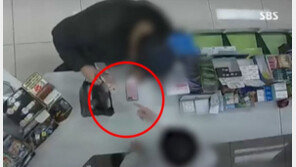 수상한 약 봉투 받은 퀵 기사, 약국 찾자 약사도 놀라…뭐길래?