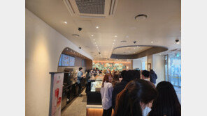 “스타벅스를 2500원에 마시다니”…초심 마케팅 ‘북새통’