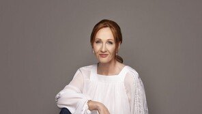 J.K. 롤링 “폭력 前남편, 해리포터 원고 숨기고 위협…몰래 복사해 원고 지켜”