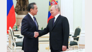 푸틴, “시진핑 방러 기대” 두 팔 벌려 中 환영…왕이 “중·러 관계 태산 같아”