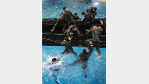 육사생도들 수중 생존훈련 