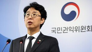 물러나는 권익위 부위원장 “법치와 상식 무너졌다”