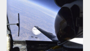 美정찰기가 찍은 ‘中 정찰풍선’ 