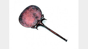 ‘이집트 미라전’… 매의 모습으로 장식된 거울