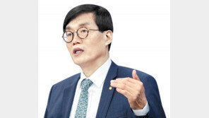 이창용 “안개 가득할 땐 차 세우고 기다려야”… 긴축 ‘숨고르기’ 