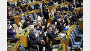 유엔총회, 평화 결의안 채택…우크라이나서 러시아 철군요구