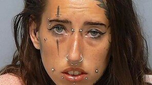 ‘연쇄살인범에 집착’ 英 여성, 남자친구 살해혐의로 종신형