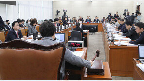 與 “법사위 패싱” 野 “법사위가 월권”…간호법 놓고 복지위 충돌