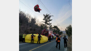 패러글라이딩 하다가 고압선 걸려…무사 구조