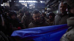 젤렌스키, 전쟁 1년 “러시아 x자식들 무슨 짓 하든 모두 복구할 것”