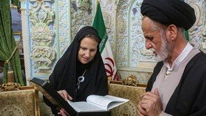 주이란 스위스 대사, 차도르 입었다가 도마에…“이란 여성들 배신”