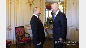 바이든이 받은 ‘최고가 선물’은…우크라 침공 전 푸틴이 준 필기구