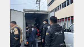 불법 체류 외국인 육지로 나가려 화물차 짐칸에 숨어있다 붙잡혀