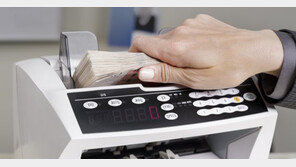 고객 돈다발 휴지통에 ‘툭’…1500만원 빼돌린 농협 직원