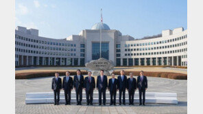 尹, 국정원서 “정보기관은 세계 최고 지향해야…2등, 3등 의미 없다”