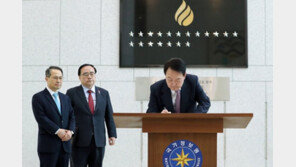 尹, 취임후 국정원 첫 방문 “北도발 무력화 역량 보여달라”