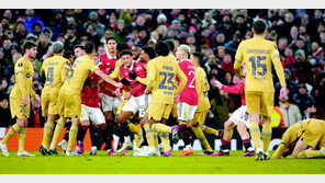 맨유, 15년 만에 바르사 꺾고 유로파리그 16강 