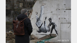 우크라, 러 침공 1년 맞아 뱅크시 벽화 우표 발행