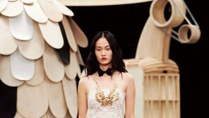 샤넬의 ‘원픽’ 셀럽들의 ‘절친’ 톱 모델 신현지, 아시아 모델 최초로 샤넬 오트쿠튀르 클로징 무대 단독 장식
