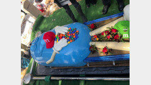 美할머니, 초콜릿 캐릭터 관에 잠들었다…달콤씁쓸한 장례식