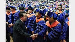 “헐 뭐야?” 尹, 연세대 졸업식 ‘깜짝 등장’에 환호성