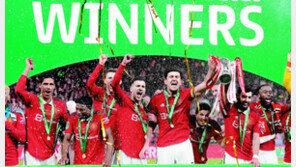 맨유, 5년 9개월 만에 우승컵… ‘명가재건’ 첫발 내디뎌 