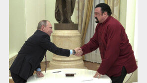 푸틴, 美 배우 스티븐 시걸에게 ‘우호의 훈장’ 수여