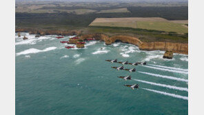 공군 블랙이글스, 호주 공군 특수비행팀 ‘룰렛’과 우정비행
