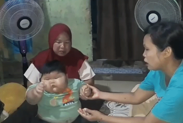 16개월 아기가 27kg…기저귀 XXXL, 아빠 옷도 입어 (영상)