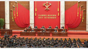 식량난 해결에 직접 나서 “근본적 변혁” 외친 김정은…위기일까 고비일까