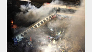 그리스서 열차 2대 충돌…최소 26명 사망, 수십명 부상