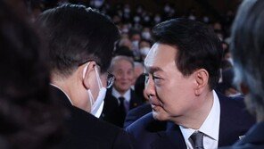 尹, 3.1절 기념식서 이재명 만났다…대화 없이 ‘악수’만