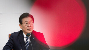 李, 민주당 내홍 속 오늘 재판정으로…‘사퇴론’ 기름 부을까