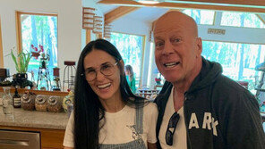 전처 데미 무어의 의리…“치매 브루스 윌리스는 내 절친, 관심 부탁”